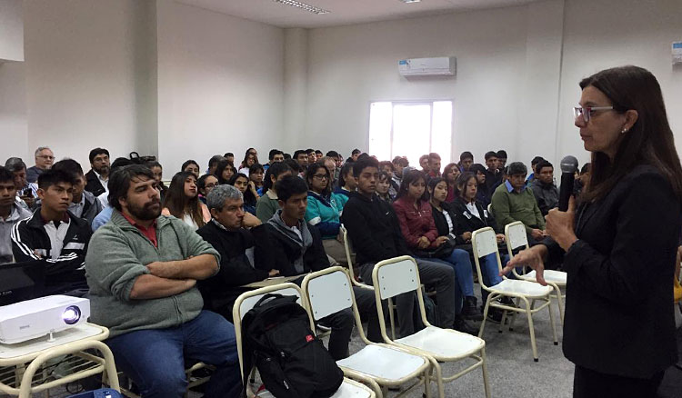 Doce escuelas técnicas participarán del programa “Hackathon Construyamos Innovación” Doce escuelas técnicas participarán del programa “Hackathon Construyamos Innovación”