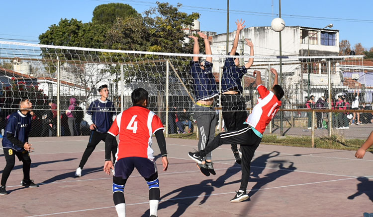 Iniciaron las competencias de vóley de los Intercolegiales Miguel Ragone Iniciaron las competencias de vóley de los Intercolegiales Miguel Ragone