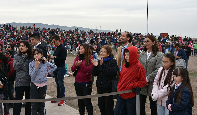 Más de 12 mil personas compartieron una jornada especial por el eclipse de sol en el Parque Bicentenario Más de 12 mil personas compartieron una jornada especial por el eclipse de sol en el Parque Bicentenario