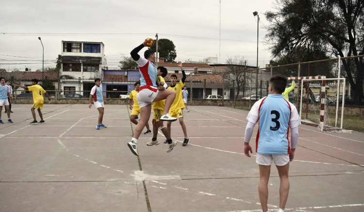 Comenzaron las instancias finales de hándbol de los intercolegiales Miguel Ragone