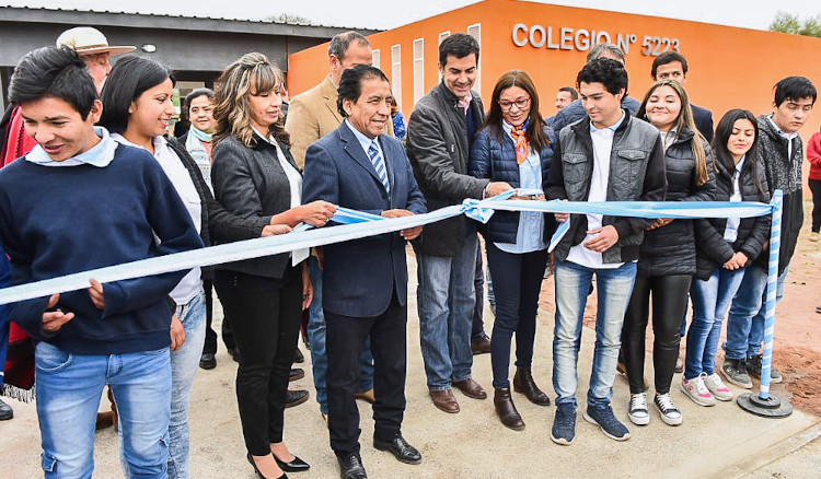 El gobernador Urtubey inauguró un nuevo y moderno edificio secundario en El Potrero El gobernador Urtubey inauguró un nuevo y moderno edificio secundario en El Potrero