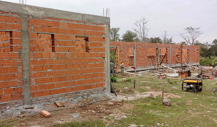 Construyen un nuevo edificio de nivel medio con albergue en Los Naranjos
