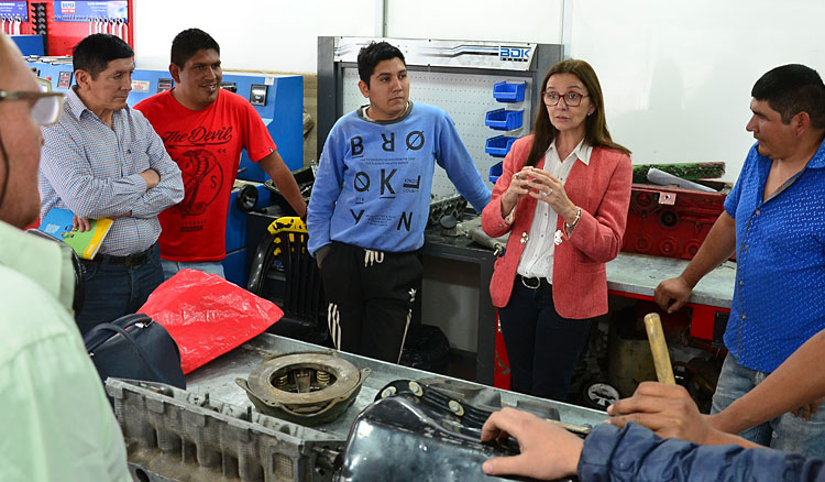 En Rivadavia banda Sur funciona un aula taller móvil sobre mecánica de motores En Rivadavia banda Sur funciona un aula taller móvil sobre mecánica de motores