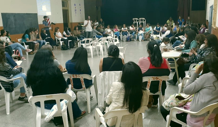Desenterrar el mundo: conversaciones literarias en la escuela Desenterrar el mundo: conversaciones literarias en la escuela
