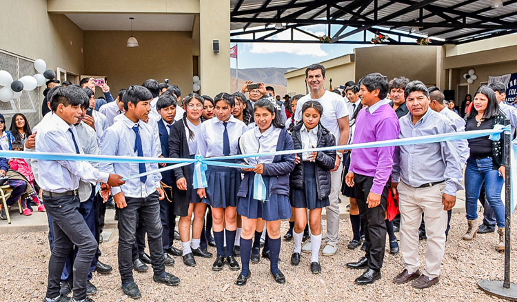 El gobernador Urtubey inauguró el edificio para el secundario de Colanzulí El gobernador Urtubey inauguró el edificio para el secundario de Colanzulí