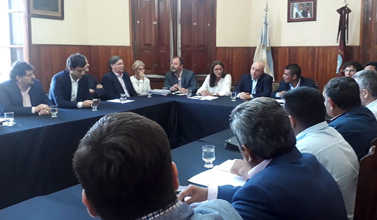 La ministra Berruezo y su equipo mantuvieron una reunión con senadores La ministra Berruezo y su equipo mantuvieron una reunión con senadores