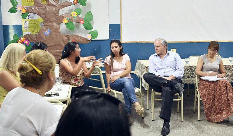 Cánepa dialogó con docentes de la zona sudeste de la capital Cánepa dialogó con docentes de la zona sudeste de la capital